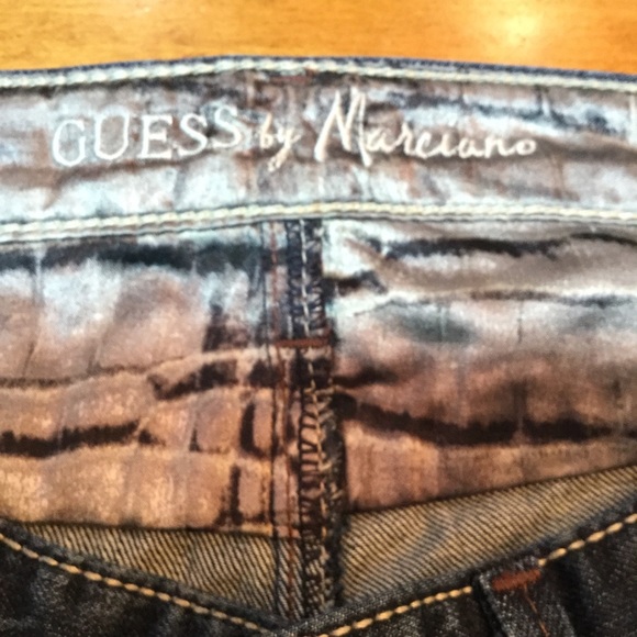 GUESS DISTRESSED FRAYED DENIM SHORTS 5.5” INSEAM - Picture 5 of 7
